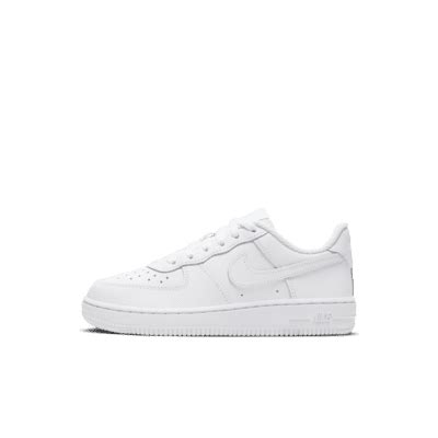 Shop Nike Force 1 LE Younger Kids' Shoe White .